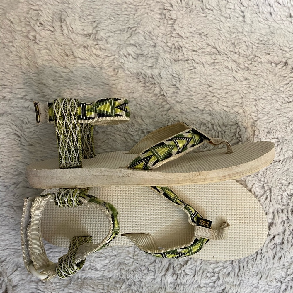 Women’s 8.5 Teva ankle strapped sandals